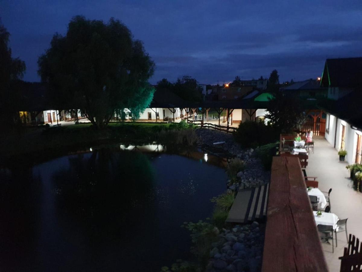 Hotel Nenufar Kościan Esterno foto